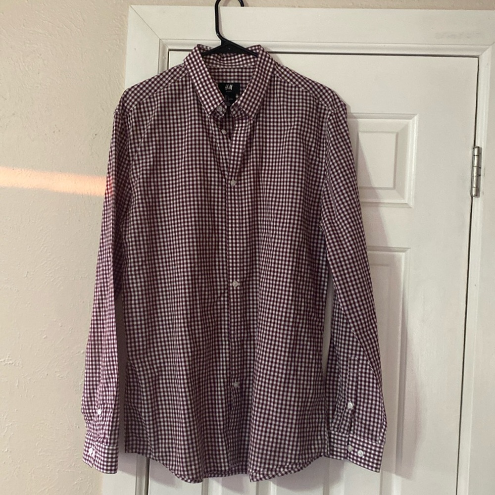 H&M’s Men’s Long sleeve buttons up Dress shirt. Maroon